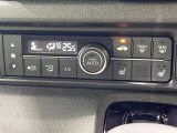 【オートエアコン】一度お好みの温度に設定すれば、車内の温度を検知し風量や温度を自動で調整。暑い&hellip;寒い&hellip;と何度もスイッチ操作をする必要はありません。快適な車内空間には必須の機能ですね♪