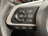 運転中、オーディオの操作をしてて、ハッとしたことはありませんか?ステアリングスイッチは、運転中でもハンドルでオーディオの操作が可能です。安全なドライブをサポートします。
