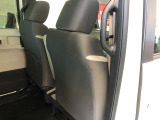 【座席シート】シート後側に便利な収納ポケットがあります。