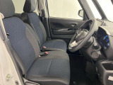 ゆったりと座れる運転席シートですのでストレスなく運転が出来ますよ!