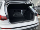 開口部が低く設定されているので、荷物の積み下ろしがスムーズに行えます。更に分割可倒式リアシートの採用でシートのバックレストを倒すと、大きく長い荷物も積み込めます。