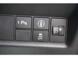 パーキングセンサーシステムや衝突軽減ブレーキ等のスイッチ類は、運転席の右側にあります。