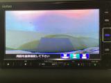 【バックカメラ】運転が苦手な方も車庫入れラクラクです!ギアをリバースに入れれば自動的に切り換わりますので、面倒な操作は不要です♪狭い駐車場もお車を傷つけず安心ですね!
