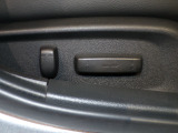 パワーシート装備車です。電動でシートが動きます、高級感がありとても便利な機能です!