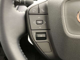 運転中、オーディオの操作をしてて、ハッとしたことはありませんか?ステアリングスイッチは、運転中でもハンドルでオーディオの操作が可能です。安全なドライブをサポートします。