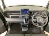 【前方視界】開放的な前方視界!運転がしやすく疲れにくいです♪窓が大きく、見通しがとっても良いおクルマですよ♪