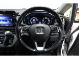 運転中もハンドルでの操作が可能です。特に高速道路等の目が離せない運転時には、便利さだけでなく、安全性も兼ね備えております。