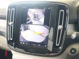 車両のアップデートにより、バックモニターには360&deg;ビュー表示と同時表示されるようになりました 現在ステアリングを切っている方向を示すステアリングガイドも表示されます