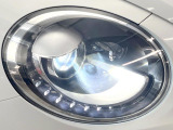 ●HIDヘッドライト:明るく前方を照らしてくれるので、悪天候や夜間の走行時も視界良好で安心してお乗りいただけます。
