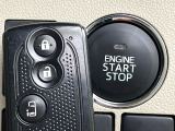 【キーフリーシステム】カバンやポケットに入れたままでもドアの施錠・解錠が可能なスマートキーを装備。エンジンのオン・オフ時もカギを取り出す必要が無いからとっても便利です♪