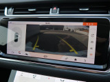 【全周囲カメラとセンサー】は狭い場所でも安心して駐車できるようにサポート。タッチスクリーンの表示と音で障害物との距離を確認できます。車幅感覚に慣れていない方や駐車の苦手な方には必見の装備といえます♪