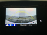【バックカメラ】運転が苦手な方も車庫入れラクラクです!ギアをリバースに入れれば自動的に切り換わりますので、面倒な操作は不要です♪狭い駐車場もお車を傷つけず安心ですね!