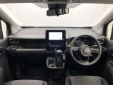 大きなフロントガラスで視界も広く、周囲が見やすいので安全に運転できます。また、周辺機器も簡単に操作できますので、ドライバーにとって使いやすく、万が一の時にも安全に設計されています。