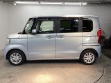 狭い駐車場でも、スライドドアならチャイルドシートへのお子さまの乗降や荷物の積載もスムーズ。とても便利な【助手席側。電動スライドドア】ドアハンドを少し引くだけでリアドアが自動開閉します。