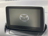 【8インチマツダコネクト】車内の雰囲気にマッチした大型のディスプレイ。スマホ接続でのナビ使用やBluetooth再生等、様々な機能が楽しめます。直感的なダイヤル操作が可能で、使い勝手も良好です。