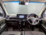 窮屈を感じさせない運転席周りになっています!
