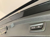 ボタン1つでリアハッチの開閉が可能です。またコンフォートアクセスが付いていれば鍵をポケットに入れた状態でキックで開閉も可能です。