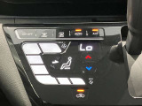 段差のないパネルスイッチのオートエアコン付きです。予め温度設定すれば後はセンサーが感知して設定温度を保ってくれますので快適なドライブが楽しめます。雨の日のガラスの曇りもなく安全な運転ができます。