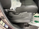 運転席のみシートアジャスター付きです。