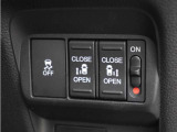 【両側電動スライドドア】ボタンを押すだけでスライドドアの開閉が可能。もちろんキーからの操作も可能。お子様を抱いている時・両手いっぱいの荷物を持ってる時など非常に役立ちます。