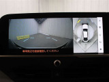 車両を上から見たような映像をディスプレイオーディオ画面に表示するパノラミックビューモニター(床下透過表示機能付)搭載。運転席からの目視だけでは見にくい、車両周辺の状況をリアルタイムで確認できます。