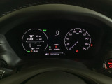 ハイブリット車専用のメーターです。右側の大型スピードメーターに加え、ステアリングスイッチを使って左のマルチインフォメーション・ディスプレイで燃費や動力伝達などの情報が見れるようになっています。