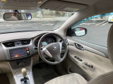 ゆったり座り心地の良い運転席シート、センターアームレストも付いています!