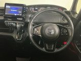 【ハンドル】運転にかかわる様々な操作を安全に行えるように視点移動が少なく操作性に配慮されたスイッチ類が凝縮されたコックピットです。