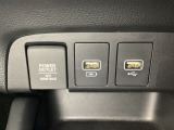アクセサリーソケットはUSBのアダプターなどをつければ、スマホの充電にも使えます。横にはナビゲーション用の外部入力やスマートフォンなどの充電可能なUSB端子が1個づつついています。