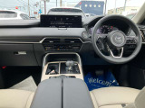 フロントピラーの位置を従来よりも後方にレイアウト。運転席からの視界の広がりを向上。車両の周囲の状況を、いち早く知ることで、安全に運行できます。