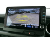 バックカメラの画像です。ガイドラインがスムースな車庫入れをサポートいたします。車庫入れの安心感がアップしますね。