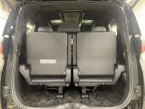 サードシート跳ね上げ式で折りたたみ可能です。キャンプ用品など大きな荷物もばっちり収納可能です!