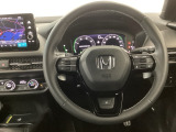 【ハンドル】運転にかかわる様々な操作を安全に行えるように視点移動が少なく操作性に配慮されたスイッチ類が凝縮されたコックピットです。