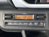 【オートエアコン】一度お好みの温度に設定すれば、車内の温度を検知し風量や温度を自動で調整。暑い&hellip;寒い&hellip;と何度もスイッチ操作をする必要はありません。快適な車内空間には必須の機能ですね♪