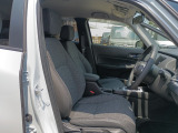 長時間の運転もしっかりとサポートしてくれるドライバーズシートと疲れを感じさせない助手席シートです