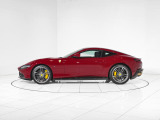 エクステリアは、フェラーリの伝統的で深みのあるダークレッド「Rosso Mugello(ロッソ・ムジェロ)」を纏っています。