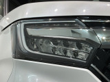 LEDヘッドライトは、点灯の瞬間から最大光量を発揮し、突然暗くなるトンネルなどでの安定感を高めます。