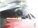 助手席側で見えにくい左前方の映像を、車内のマルチファンクションディスプレイに映し出します。前方への駐車や左寄せ、狭い道でのすれ違いなど、さまざまなシーンで安心して運転できる便利な機能です。