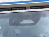 【トヨタセーフティセンス】走行中に前方の車両等を認識し、衝突しそうな時は警報とブレーキで衝突回避と被害軽減をアシスト。より安全にドライブをお楽しみいただけます。