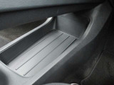 ティッシュボックスが置けるスペースのトレイ。