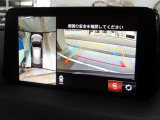 360&deg;ビューモニターでは、両サイドとフロント、バックカメラの合成で、あたかも上空から見下ろした様に周囲を確認して頂けます。駐車場だけでなく、T字路等でも活躍のアイテムです!