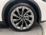 【純正アルミホイール】です!車両デザインに合わせてホイールをデザインしているため、見た目にもカッコイイ!アルミホイール。洗車もラクチンでスチールホイールのように錆ません。