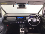 運転席は、大きな座面と包み込むような背もたれがドライバーの身体全体をしっかり支えます。上質なシート素材と座り心地のよいクッションを採用し、長時間の運転やコーナーの多い道も快適です