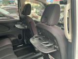 運転席及び助手席後ろにはセカンドシート用ドリンクホルダー&テーブルを装備☆