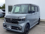 車幅いっぱいに伸びたフロントアクセサリLEDがボディーのワイド感を強調