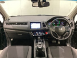 車内は光触媒抗菌消臭施工済です。スタイリッシュなデザインでスポーティなインパネ周りを演出します。グローブボックスやカップホルダーのほかにトレーなどたくさんの収納スペースが付いています。