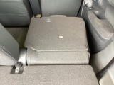リアシートは簡単に倒すことができるので、ラゲッジルームも広がります。