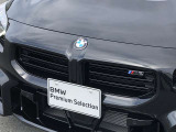 左右のキドニー・グリルの中心にはBMWのエンブレムが鎮座し、個性を放つデザイン性を兼ね備えました。