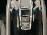 セレクトレバーの下に電子制御パーキングブレーキがあります。スイッチひとつで、停車した地点の傾斜などをシステムが検知・判断してブレーキ力を自動的に最適制御し、しっかり停車できるパーキングシステムです。