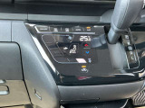 オートエアコン!おおきなアイコンでタッチしやすいパネルです。空調管理はクルマ任せで、運転を楽しみましょ♪